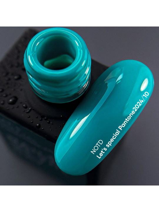 "Lakier hybrydowy NOTD – Let's Special Pantone 2024/10 w odcieniu intensywnego turkusu." "Lakier hybrydowy NOTD – Let's Special Pantone 2024/10 w odcieniu intensywnego turkusu."