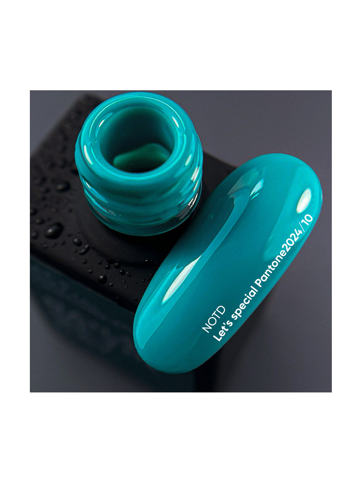 "Lakier hybrydowy NOTD – Let's Special Pantone 2024/10 w odcieniu intensywnego turkusu."