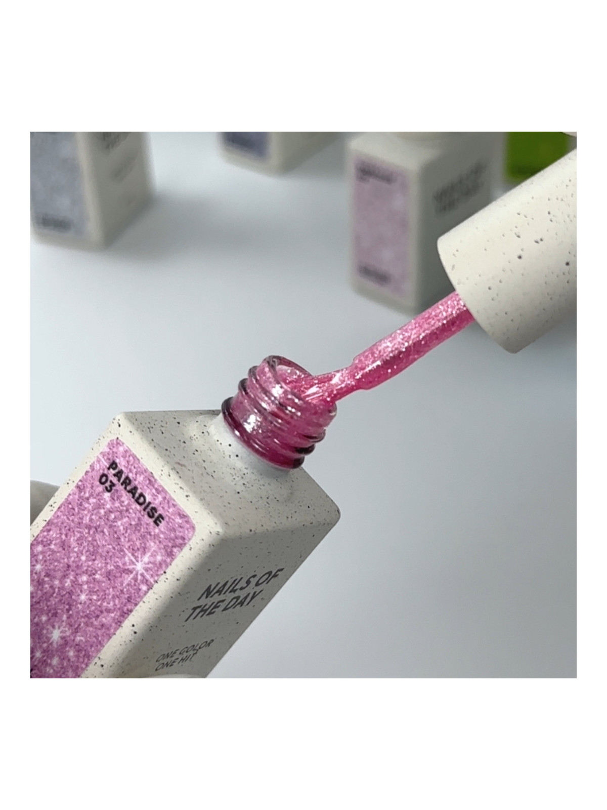 Paradise Gel Polish 03 – srebrne płatki, zbliżenie pędzelka
