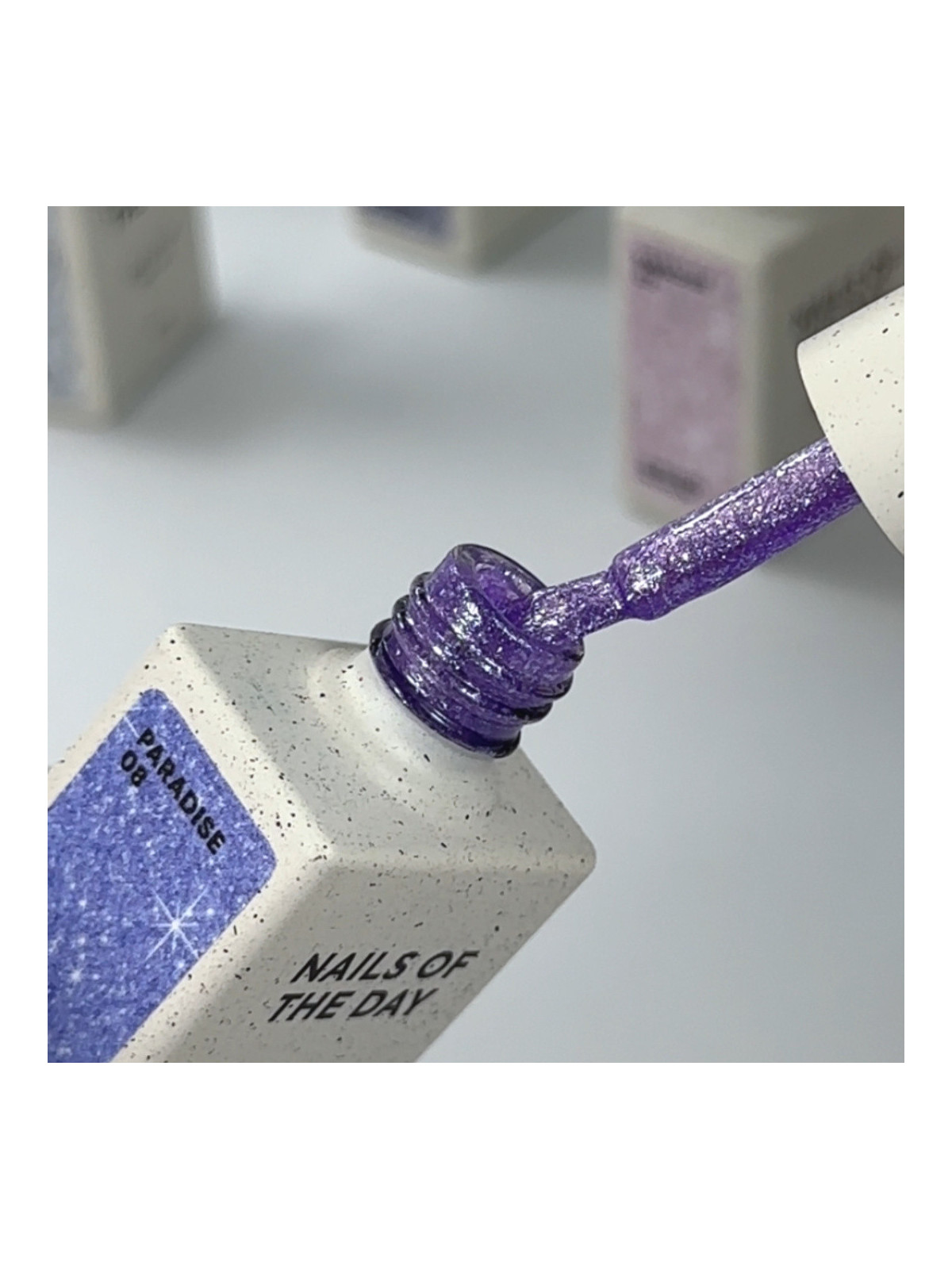 Paradise Gel Polish 08 – srebrne płatki, zbliżenie pędzelka