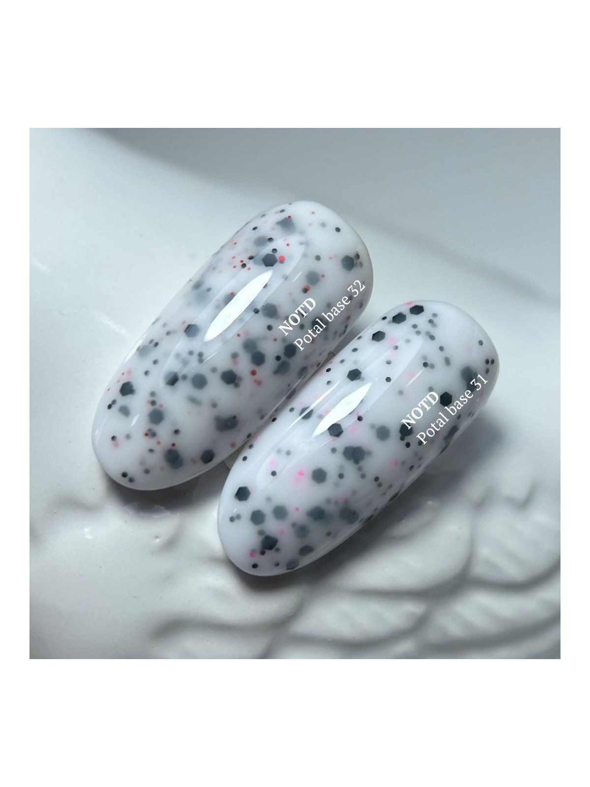 NAILSOFTHEDAY Potal Base 32 – Mleczna Baza Hybrydowa z Czarnym i Czerwonym Brokatem