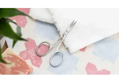 Dlaczego nożyczki do skórek przestają ciąć? 5 błędów stylistek, które skracają życie narzędzi (i jak to naprawić) image