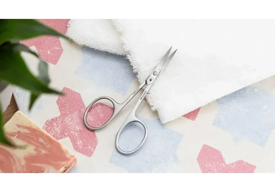 Dlaczego nożyczki do skórek przestają ciąć? 5 błędów stylistek, które skracają życie narzędzi (i jak to naprawić)